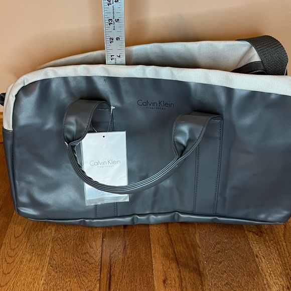 CALVIN KLEIN GREY DUFFLE BAG B51 - Picture 7 of 10